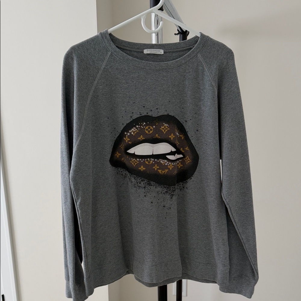 SHESHOW • Grey Graphic Sweatshirt with Decorative Lip Print